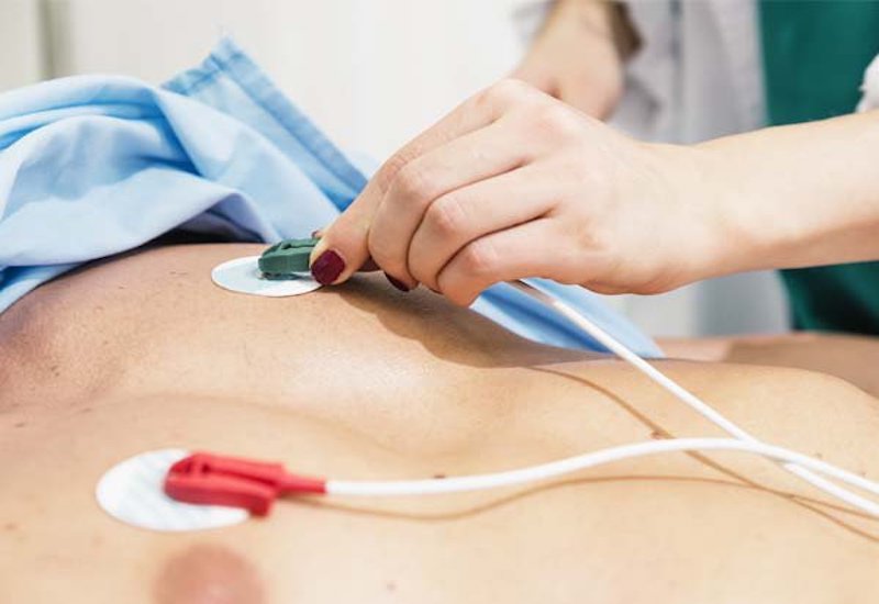 Các điện cực dính trên da sẽ không gây đau đớn cho bệnh nhân